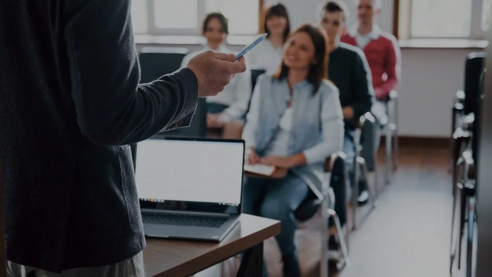 Profesor expone ante clase